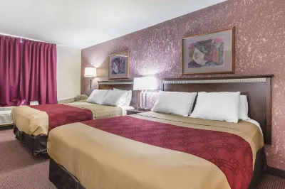Econo Lodge Отели рядом с достопримечательностью «Guardian Angels Church»