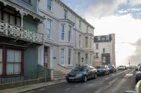 Sherbourne House - Seaside Apartment - 3-Star