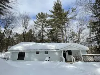 Saco River Farmhouse, Riverfront Getaway in Conway! 10 Mins to Downtown! Hotels near Cranmore Mountain Resort