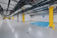 華沙雷杜塔希爾頓歡朋酒店 - 停車場