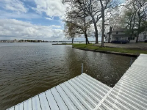Wenopa - Charming 3-bedroom home on a Lake Manitou peninsula in Rochester Hotels in Fulton County
