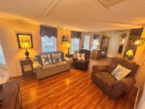 Cozy beach cottage. Short walk to the beach! Family friendly.