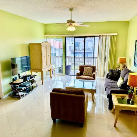 2B/2B 1400sf Siesta Key Townhouse With Parking Garage Across From Public Beach