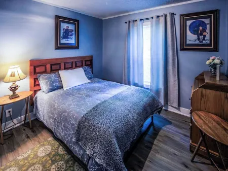 Private Hot Tub Retreat with "Movie Theatre"  - Fox Lodge by Janix Escapes