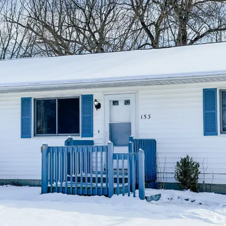 Cheerful 2 Bedroom in Downtown Grass Lake | Bikes