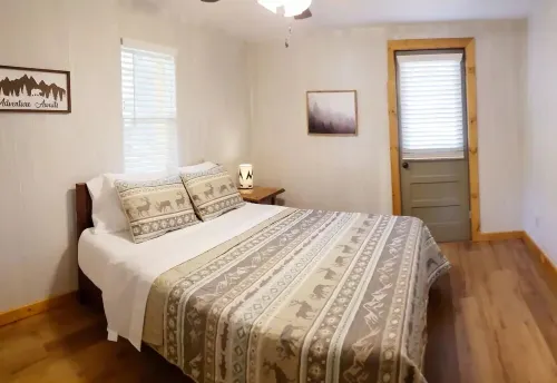 White River Cabin on Lake Taneycomo - Resort Pool - Dock Hotels in Swan Township