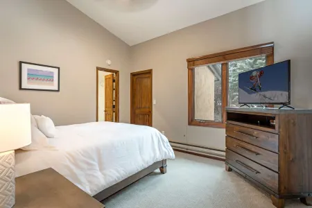 Cozy Mountain Residence with Golf Community Amenities - Inviting Retreat Отели в г. Игл-Вейл