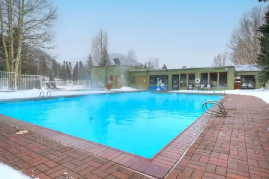Resort Amenities and Scenic Surroundings - Stunning Lake View Retreat