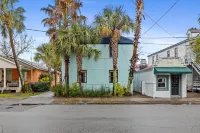 Vibrant Mural and Tranquil Urban Retreat - Charming Oasis