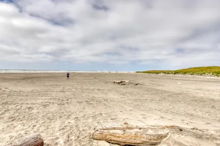 Charming home near beach with fast WiFi & whimsical interior - close to beach