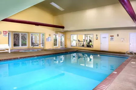 Stunning Ocean View and Whale Watching Retreat - Lavish Corner Condo