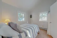 Updated lakefront cottage with shared boat dock - near Acadia Hotels near Red Roo Rescue