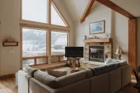 Hot Tub and Scenic Slopes View - Stunning Mountain Escape Hotels in Saint Mary's