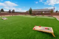 Private Pool, Hot Tub, and Putting Green - Spectacular Retreat