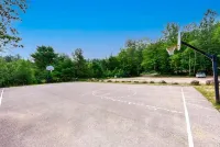 Exclusive Lake Access and Arcade Paradise - Charming Enchanting Hotels in Madison