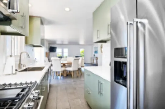 Stunning Ocean View Retreat - Hot tub, Patio, Wifi