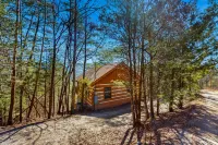 Cozy log cabin with private hot tub, fireplace & deck - close to town Hotels in Blount County
