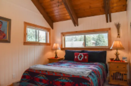 Riverfront Access and Cozy Charm - Tranquil Mountain Retreat