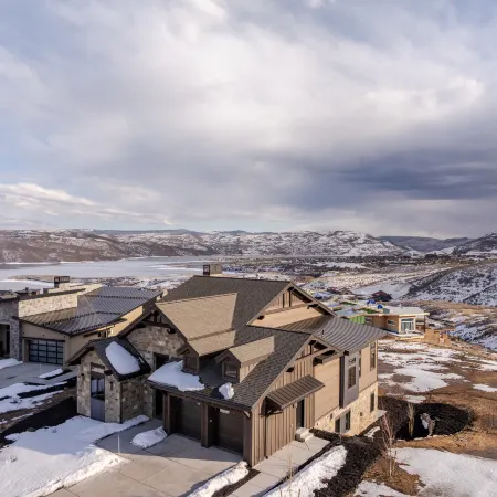 Breathtaking Mountain and Lake Views, Expansive Balcony, Private Hot Tub, BBQ Grill. Perfect Summer!