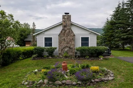 Stunning Mountain Views and Cozy Fireplace - Charming Getaway Отели рядом с достопримечательностью «Hunter Mountain NY Snow Tubing»