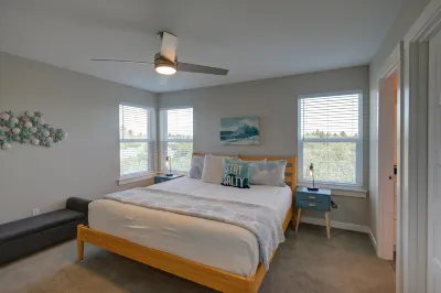 Seaside Haven - Spacious Porch, Fireplace, Backyard Grill