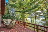 Secluded Lakefront Retreat - Private Deck, Cozy Cabin St. Germain住宿飯店