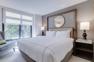 Luxury Amenities and Outdoor Swimming Pool - Elegant Arlington Haven Hotels in Shirlington