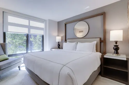 Luxury Amenities and Outdoor Swimming Pool - Elegant Arlington Haven