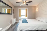 City Center Access and Free Wifi - Charming Urban Retreat