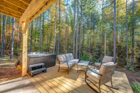 Mountain Views and Hot Tub - Cozy Retreat with Game Room Отели в г. Резерфорд