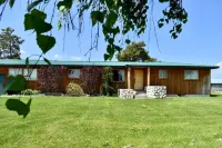 Charming Ranch Escape with Stunning Mountain Views - Cozy Comfort Hotels in der Nähe von McEwen Depot and Museum