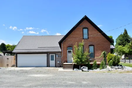 Inviting Patio and Cozy Living Area - Charming Rustic Retreat