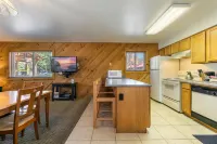Partial Lake View and on-Site Sauna - Spacious Retreat Hotels in Truckee