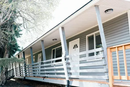 Raspberry Retreat - Recently Remodeled Apartment in a Quiet Neighborhood