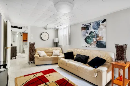 Charming Retreat with Private Backyard Oasis - Cozy and Inviting Escape