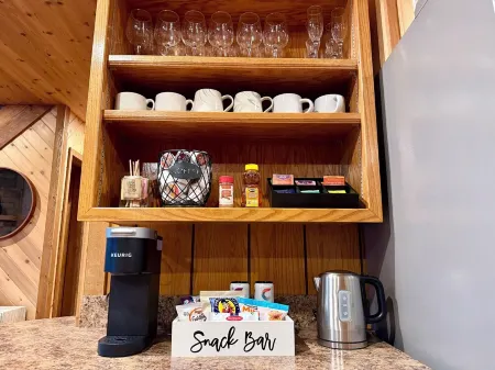 Serenity Now – Pristine Lake Chalet with Hot Tub, Kayaks & Peaceful Nature Views