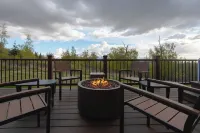 Alaskan White Christmas: Snow, Hot Tub & Magic!