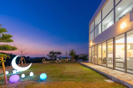 Luxury Hillside Villa with Sea Views Отели рядом с достопримечательностью «Okinawa Institute of Science and Technology»
