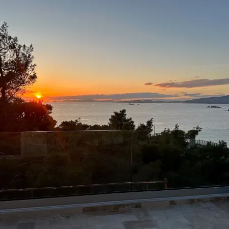 Luxurious 2-Bed Sea-Side Apartment in Saronida