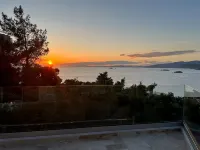 Luxurious 2-Bed Sea-Side Apartment in Saronida - Mountain view