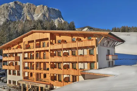 Hotel Serena Отели в г. Бадия