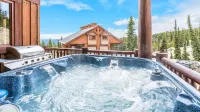 Forest Lane Hideaway - Luxurious Family Friendly Home w Private Hot Tub