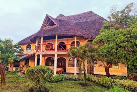 Room in Guest Room - Dolphin Suite 40 m2 in Villa 560 m2, Indian Ocean View