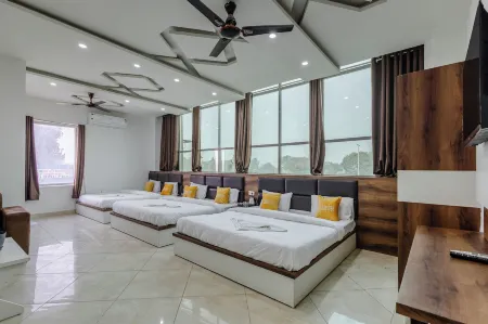 Hotel  Brij Royal Royal Heritage Vrindavan Отели в г. Чхатикара