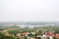 Nice and Comfort 2Br Apartment at Meikarta فنادق في South Cikarang