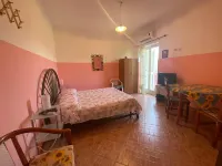 Room-Michelangelo House, Mono