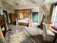 The Red Lion Inn Resort 1704 Hotels in Hull
