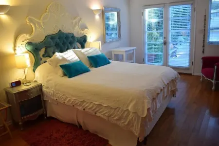 Beverly Hills Celebrity Home Отели рядом с достопримечательностью «Уотеруорлд»