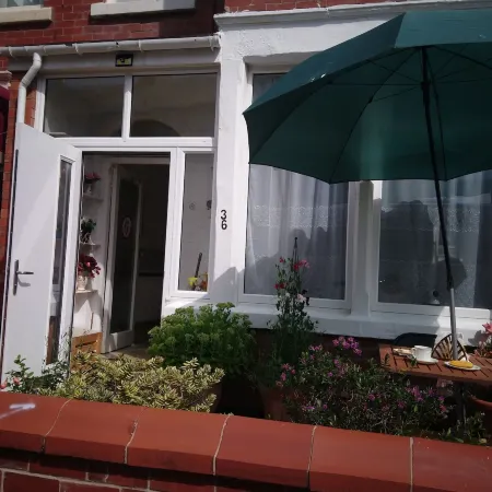 Renovated 4-Bed Home - Sleeps 9 - Garden - Parking