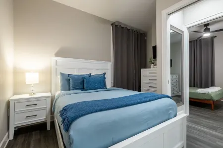 The Bywater Hotel and Suites Отели рядом с достопримечательностью «Лонг Вью Хаус энд Гарденс»